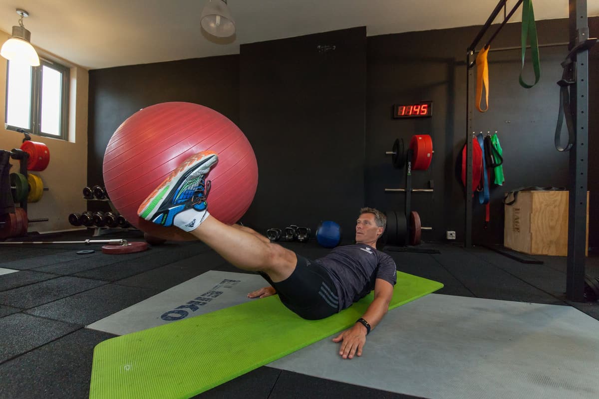 Trening med ball på matte i treningssalen