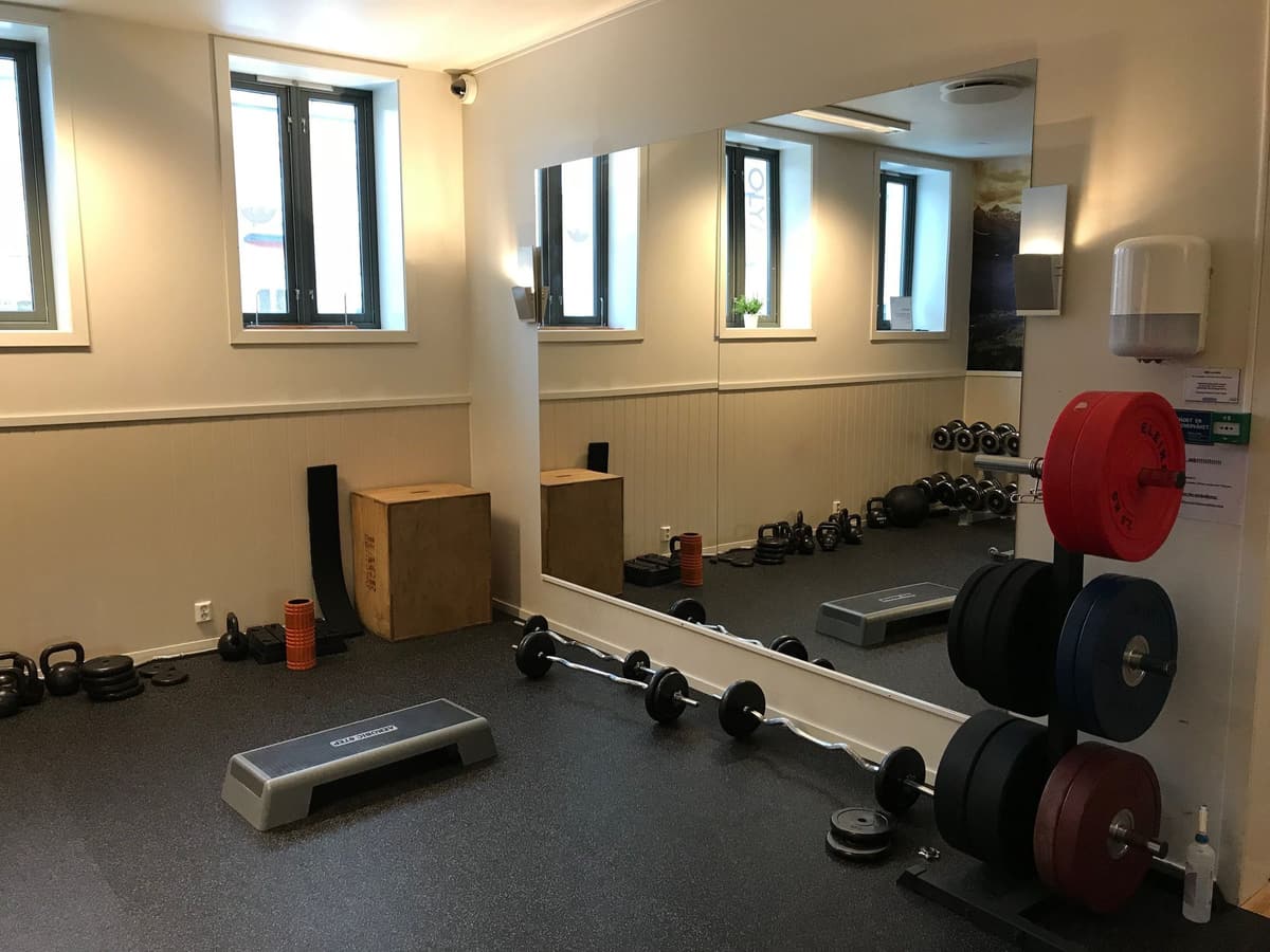Treningsrom med vektstang, vektskiver og step-benker